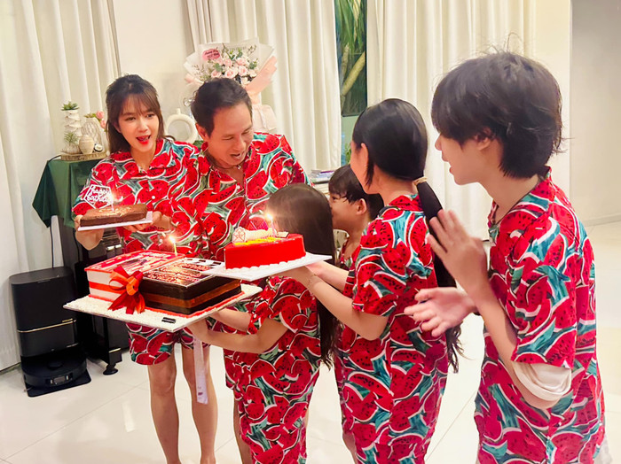 Lý Hải hạnh phúc đón tuổi 56 bên vợ con.