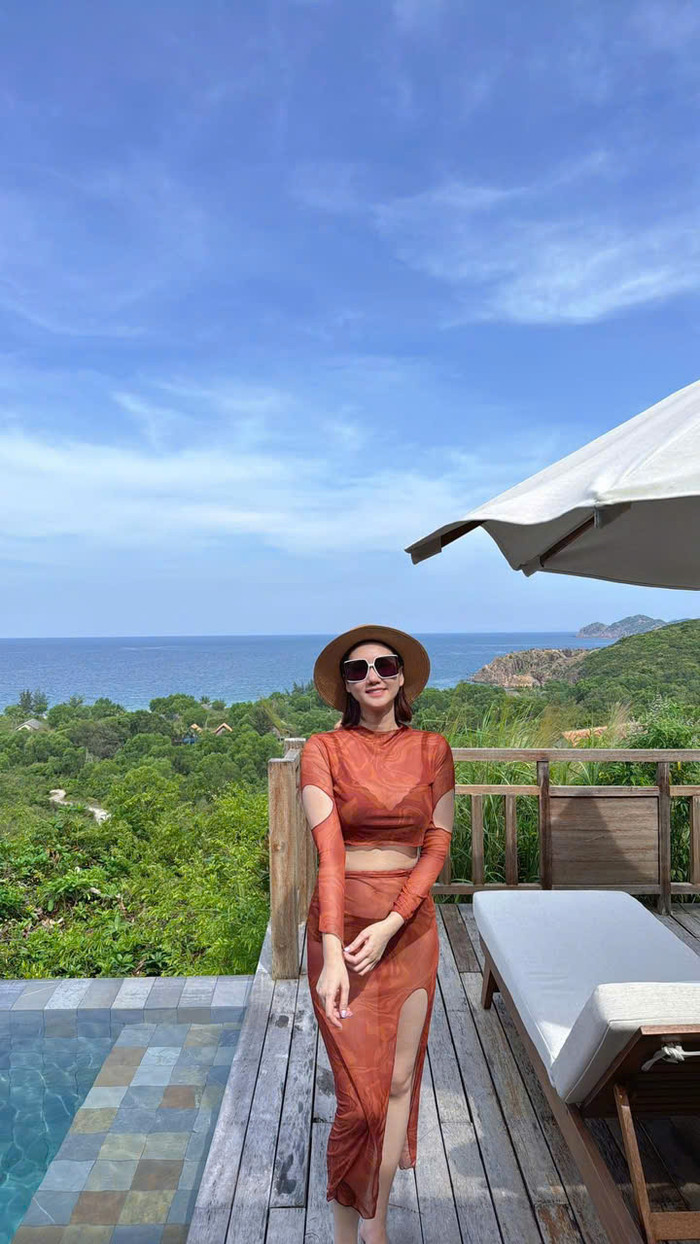 Hương Giang vẫn giữ được thân hình thon gọn khi mang bầu.