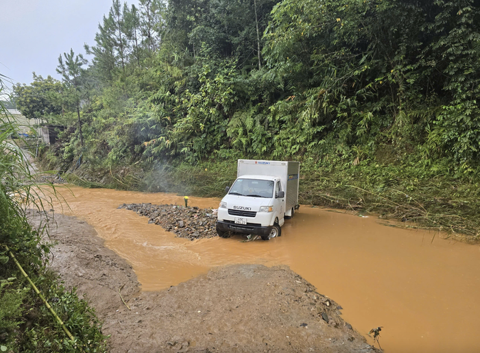 Xe tải được tìm thấy tại hiện trường, tài xế vẫn đang mất tích. Ảnh: Báo Tuổi Trẻ.
