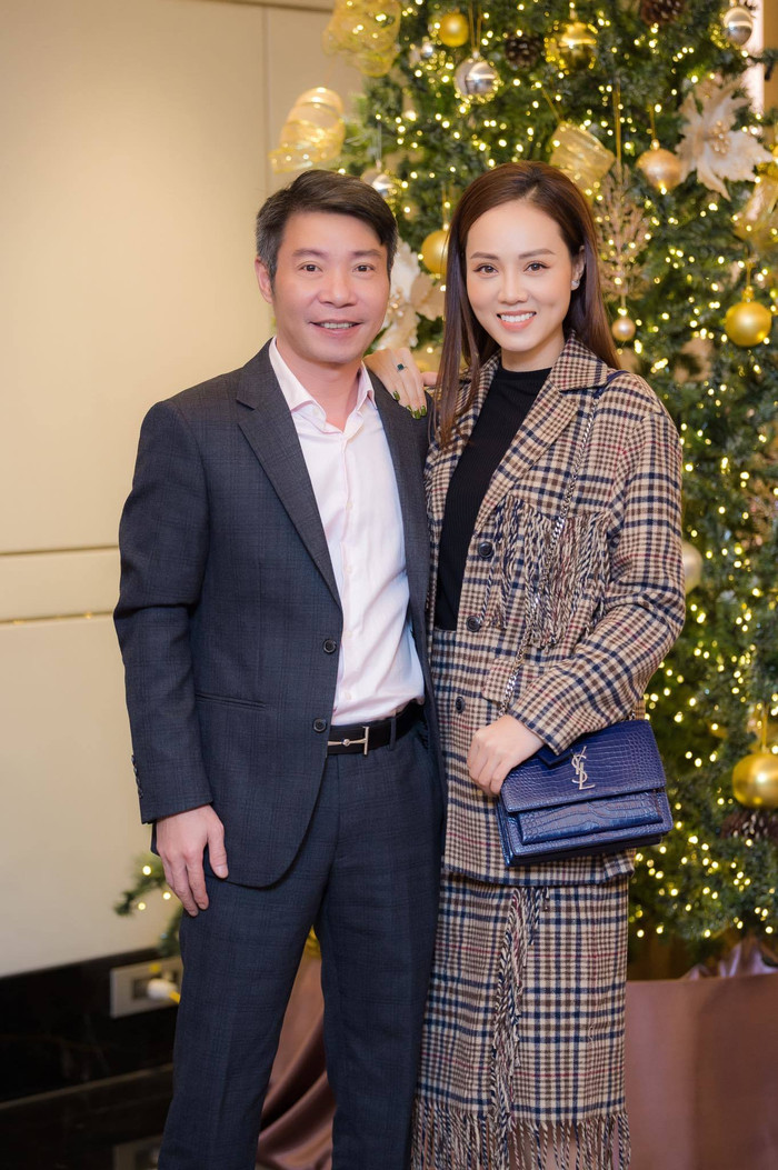 Vợ NSND Công Lý lên tiếng về tin đồn ly hôn chồng hơn 15 tuổi. 