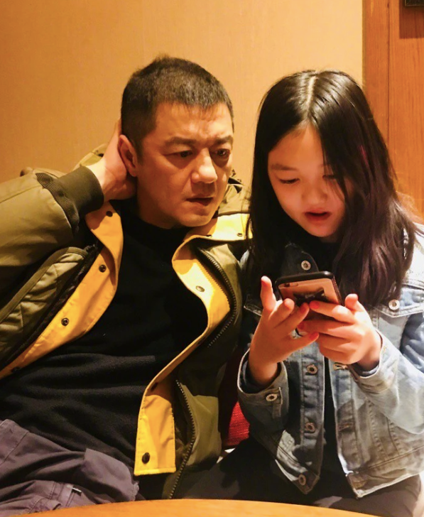 Lý Á Bằng bên cạnh con gái Lý Yên.