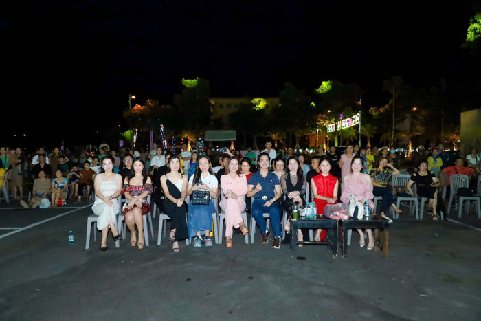 Hàng trăm người dân Ninh Thuận đổ về để đón xem chương trình với  sự xuất hiện đặc biệt của Ngọc  Sơn.