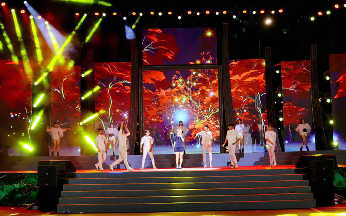 Danh ca Ngọc Sơn biểu diễn tại sân khấu khủng cuộc thi hoa hậu ở Ninh Thuận Ảnh 2