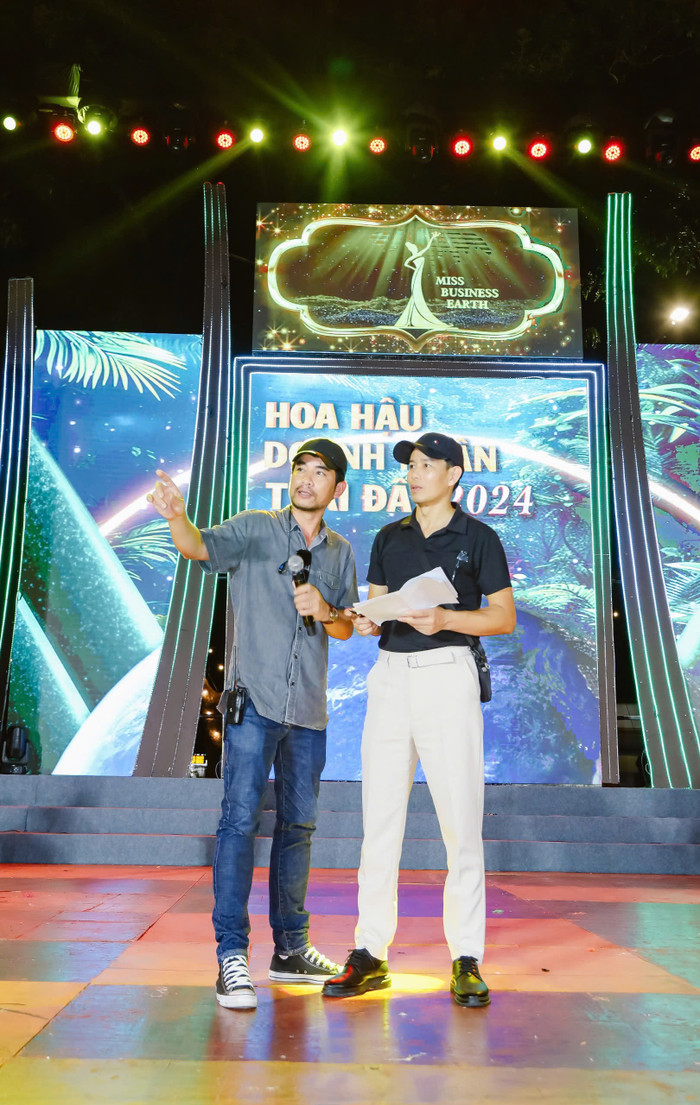 Đạo diễn Dũng Sài Gòn 'chạy nước rút' sân khấu nhằm mang lại đêm chung kết ấn tượng.