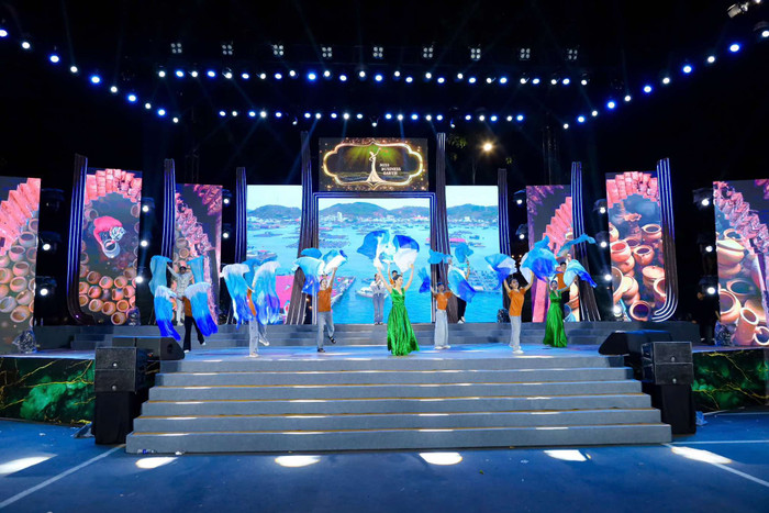 Các tiết mục múa cũng mang lại sự mãn nhãn.