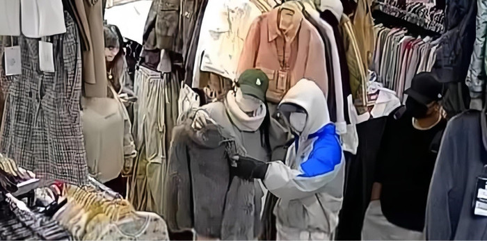 Hải Tú vướng nghi vấn là cô gái đi mua áo lông cùng Sơn Tùng tại show diễn gần đây. 