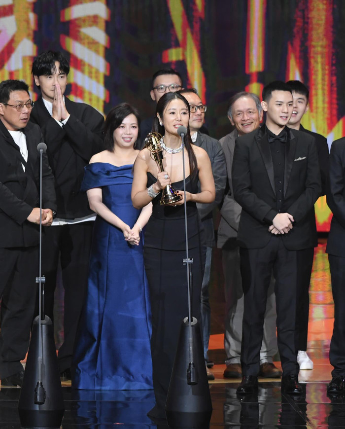 Gương mặt của Lâm Tâm Như cũng đã xuất hiện nếp nhăn ở đuôi mắt, rãnh cười khiến nhiều người tiếc nuối cho 'biểu tượng nhan sắc' một thời của làng giải trí Hoa Ngữ. 