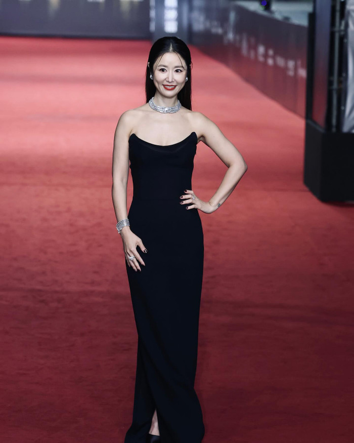 Dù khoác trên người hàng chục triệu đài tệ, bộ cánh cũng không thể cứu được diện mạo có dấu hiệu 'xuống sắc' của Lâm Tâm Như. Ở một vài khoảnh khắc, người đẹp Hoàn Châu Cách Cách còn để lộ hai bắp tay thiếu sắc chắc. 