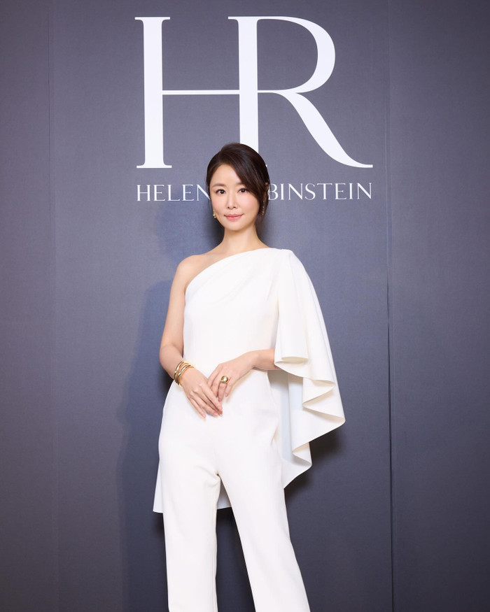 Ở tuổi 48, Lâm Tâm Như ưu tiên phong cách thanh lịch, trưởng thành với những gam màu trung tính, dịu mắt. Tuy vậy, người đẹp vẫn không tạo cảm giác nhàm chán với khán giả vì luôn 'bắt trend' với các phom dáng mới mẻ nhất. Trong ảnh, cô diện mẫu áo lệch vai đang cực kỳ thịnh hành trong năm 2024. 