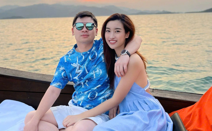 Cặp đôi đi du lịch nhiều nơi sang chảnh.
