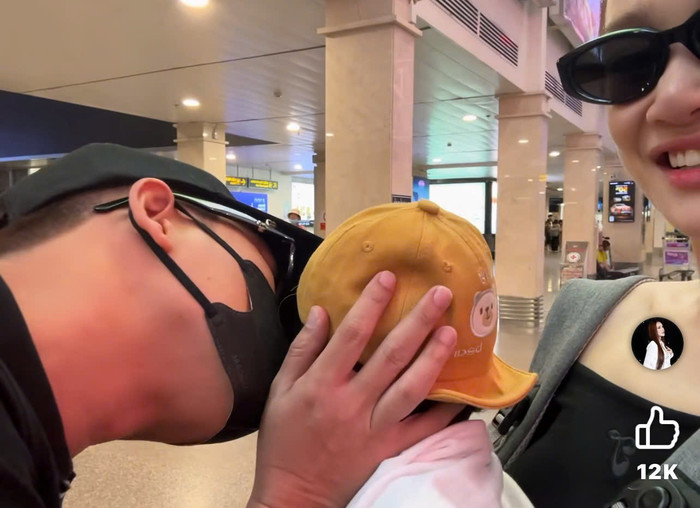 Anh tạm biệt vợ con trước khi đi công tác.