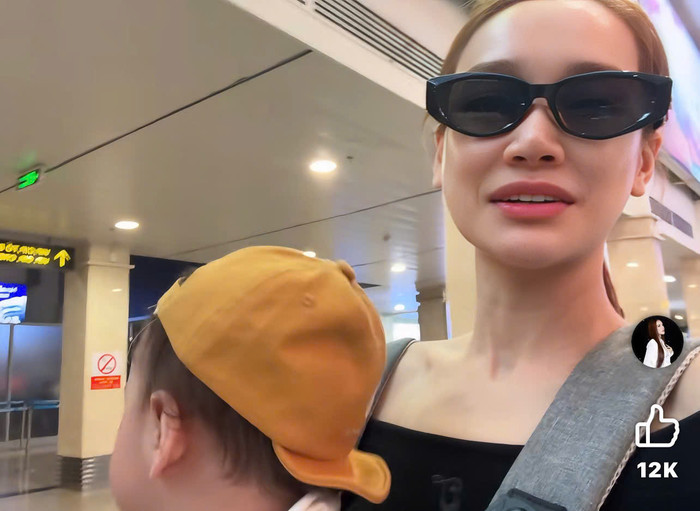 Nhã Phương đưa các con ra sân bay tiễn chồng đi công tác.