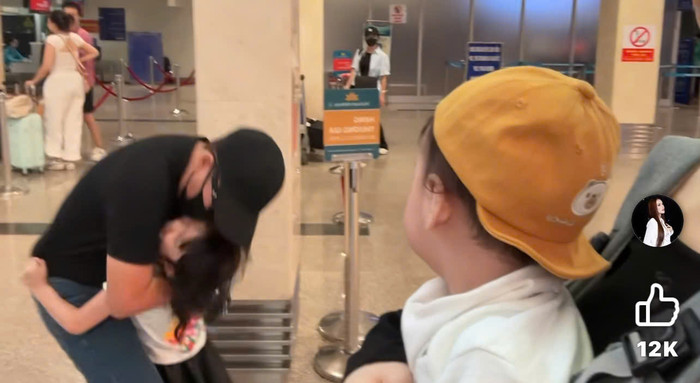 Trường Giang bịn rịn chia tay vợ con đi công tác.