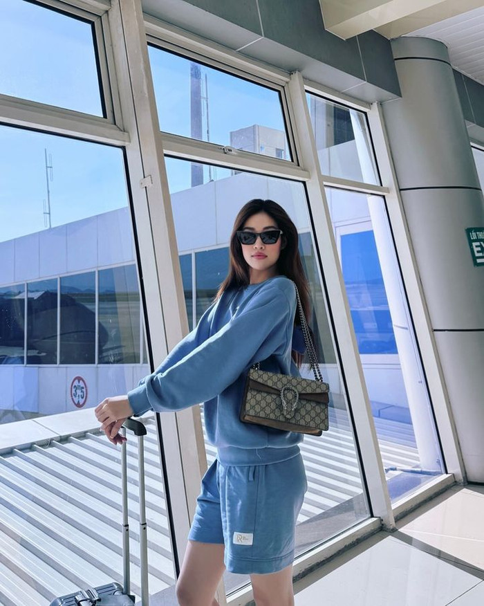 Hoa hậu Khánh Vân dành sự yêu thích cho nhiều thiết kế của 'nhà mốt' hàng đầu nước Ý. Trong đó có mẫu túi xách màu xám, hoạ tiết monogram và được bán với mức giá 3200 USD (80 triệu đồng). Tại Việt Nam, Hồ Ngọc Hà là mỹ nhân Vbiz duy nhất được thương hiệu này trao danh phận 'bạn thân'.