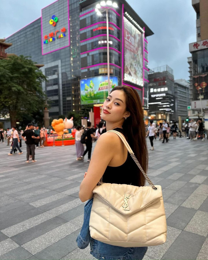 Bộ sưu hàng hiệu của Hoa hậu Khánh Vân còn có sự góp mặt của mẫu túi hiệu màu trắng kem đến từ 'nhà mốt' có Rosé (BLACKPINK) làm đại sứ toàn câu. Hoa hậu Khánh Vân dường như đã phải chi khoảng 2967 euro (hơn 81 triệu đồng) để sở hữu nó.