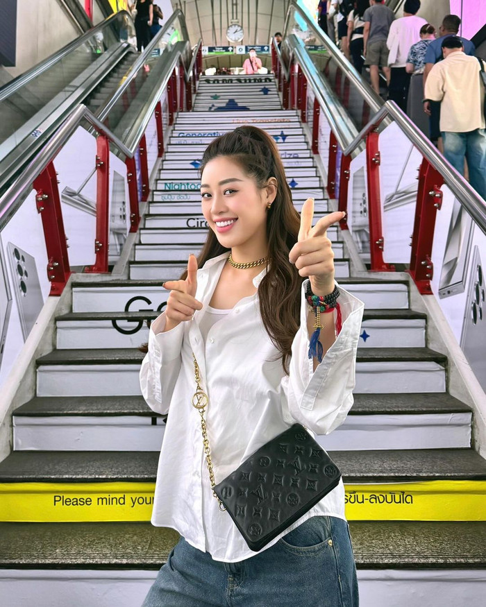 Hoa hậu Khánh Vân sắm thêm mẫu túi màu đen form dáng hình chữ nhật và được tạo điểm nhấn bằng lớp dây xích ánh vàng đến từ thương hiệu xa xỉ của Pháp. Thiết kế này được bán niêm yết với mức giá khoảng 120 triệu đồng.