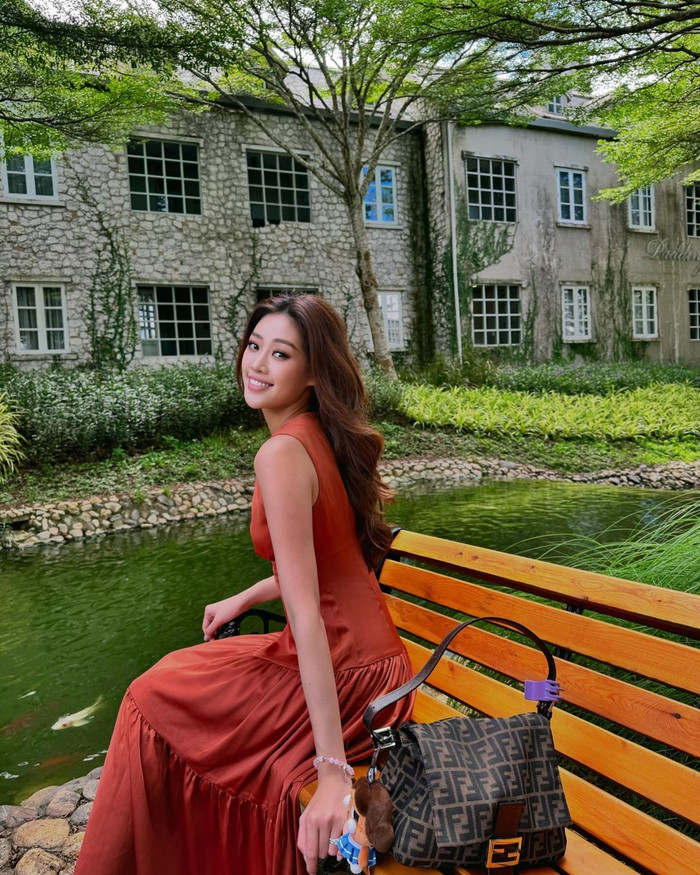 Hoa hậu Khánh Vân là một trong số những nàng hậu Vbiz dành niềm yêu thích đặc biệt cho hàng hiệu. Cô không ngần ngại chi số tiền khủng để sắm túi hiệu. Tủ đồ của Hoa hậu Khánh Vân được lấp đầy bởi nhiều món phụ kiện này có mức giá gây trầm trồ. Trong hình ảnh mới nhất được đăng tải nhân ngày 20/10, Hoa hậu Khánh Vân mang mẫu túi lớn hình chữ nhật, đến từ thương hiệu thời trang nổi tiếng tại Ý. Nó được bán với mức giá 1078 USD (hơn 26 triệu đồng).