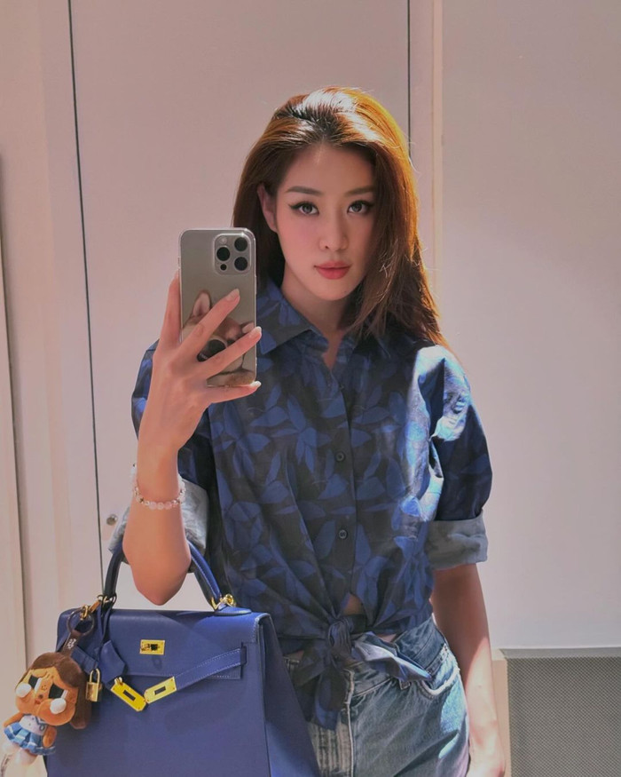 Trong cùng thương hiệu đó, Hoa hậu Khánh Vân còn 'tậu' thêm một mẫu túi xách thuộc dòng Kelly mang tông màu xanh biển mát mắt. Với mỗi kích thước, món phụ kiện này sẽ có mức giá nằm trong khoảng 22.000 USD - 25.000 USD (khoảng 500 - 600 triệu đồng).