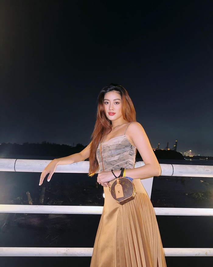 Hoa hậu Khánh Vân chi khoảng 2420 USD (60 triệu đồng) để sẵm thêm mẫu túi hình tròn, mang hoạ tiết monogram đặc trưng cùng tông màu nâu chủ đạo.