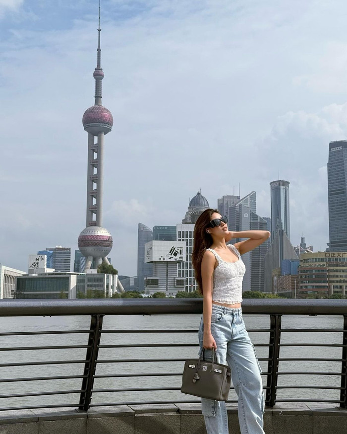 Cách đây ít ngày, Hoa hậu Khánh Vân đến công tác tại Thượng Hải, Trung Quốc. Cựu Hoa hậu Hoàn vũ Việt Nam nhân tiện ghé chơi và check in tại những địa điểm nổi tiếng. Một lần xuống phố, Hoa hậu Khánh Vân diện trang phục đơn giản gồm áo hai dây và quần jean form rộng. Để tăng thêm phần 'chanh xả', cô phối cùng dòng túi Birkin của 'nhà mốt' hàng đầu tại Pháp. Nó có giá trị khoảng 17 000 USD (hơn 400 triệu đồng) tuỳ thuộc vào kích thước và màu sắc.