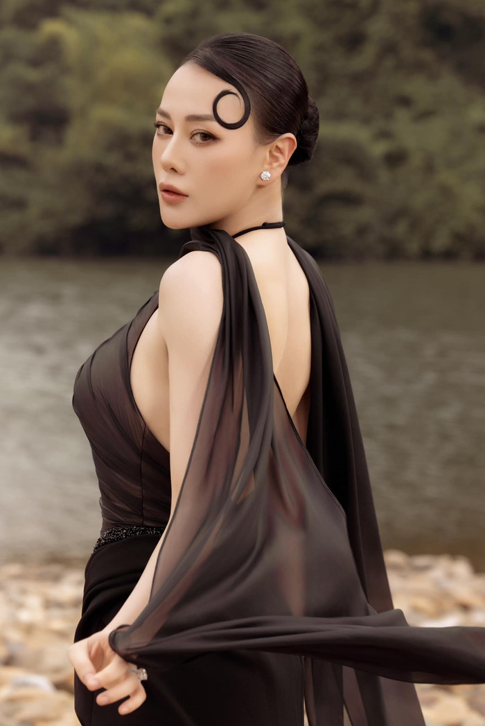Showbiz 20/10: Phương Oanh luôn cân bằng giữa công việc và chăm sóc gia đình nhỏ cùng Shark Bình. Ảnh: FBNV