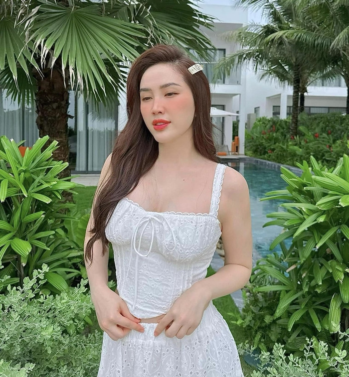 Cơ ngơi khủng có hồ bơi riêng của vợ chồng Bảo Thy.