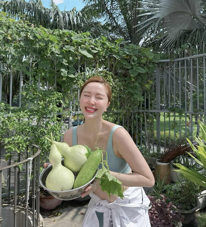 Bảo Thy thường xuyên khoe những hình ảnh về vườn rau xanh nhà mình.