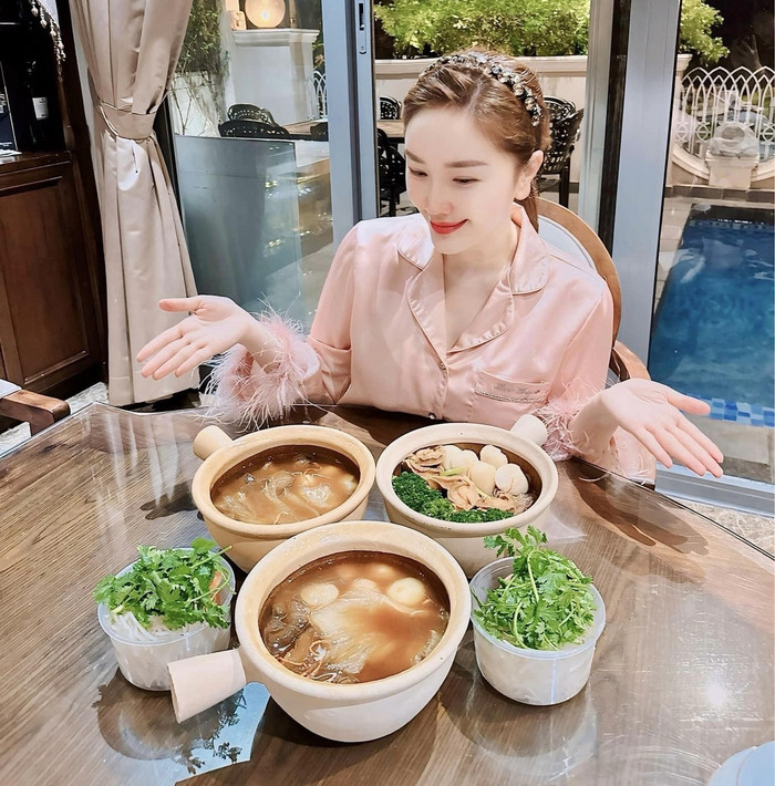 Bảo Thy còn chăm chia sẻ những khoảnh khắc bếp núc đời thường.