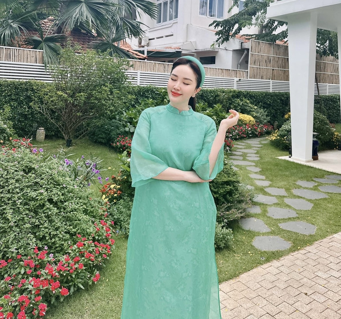 Bên trong cơ ngơi khủng, cô và chồng vẫn đầu tư không gian xanh để căn nhà thoáng đãng và tự trồng rau sạch.