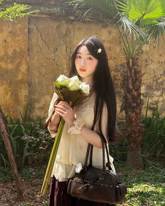 Con gái Quyền Linh thu hút với vẻ đẹp dịu dàng, nhẹ nhàng và trong trẻo.