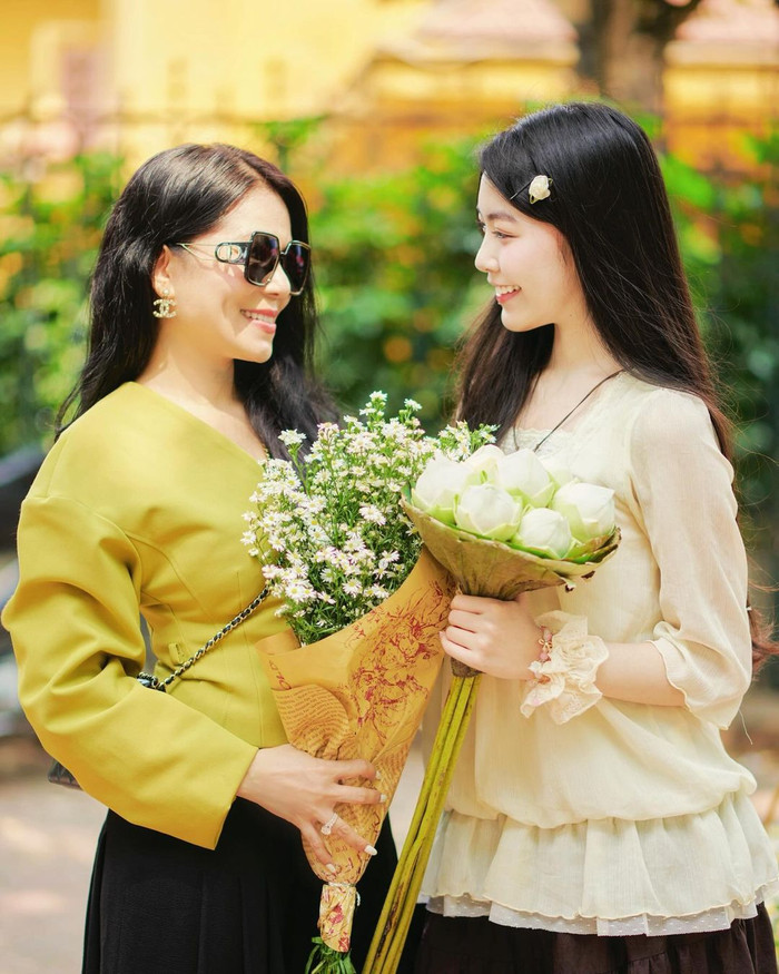 Con gái Quyền Linh khoe khoảnh khắc ngọt ngào cùng mẹ trong dịp 20/10.