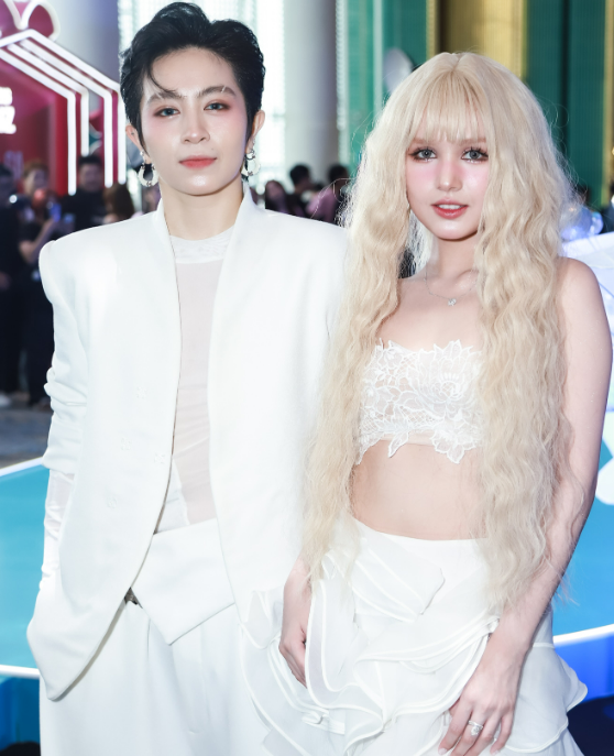 Xoài Non và Gil Lê là cặp đôi nhận được sự quan tâm từ công chúng vì quá đáng yêu và hợp nhau.