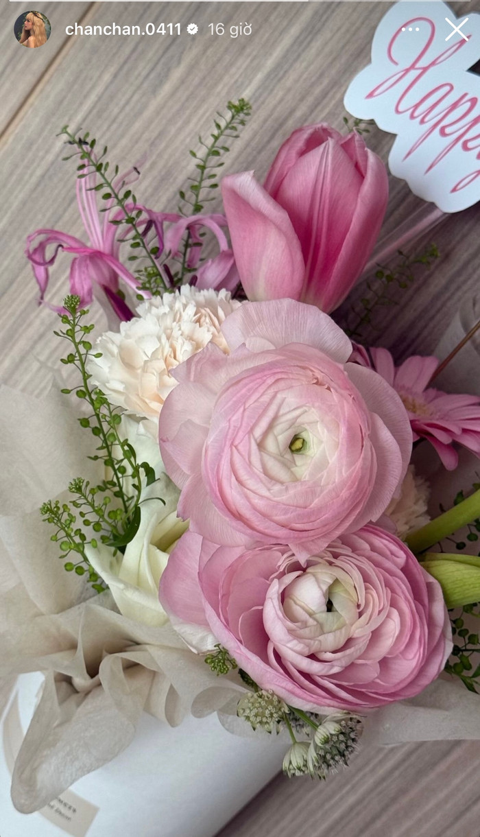 Xoài Non khoe món quà ngày 20/10, mặc dù không nhắc đến nhưng ai cũng biết người tặng là Gil Lê.