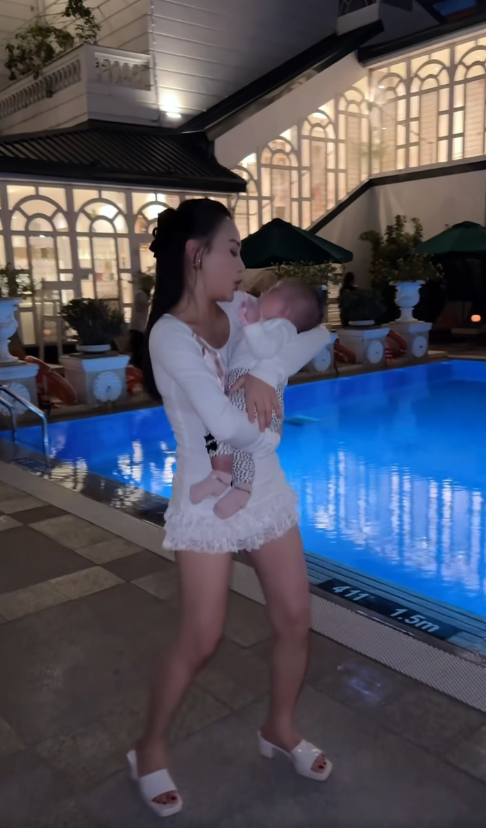 Phương Oanh luôn cố gắng ẵm bế con. Ảnh: Chụp màn hình