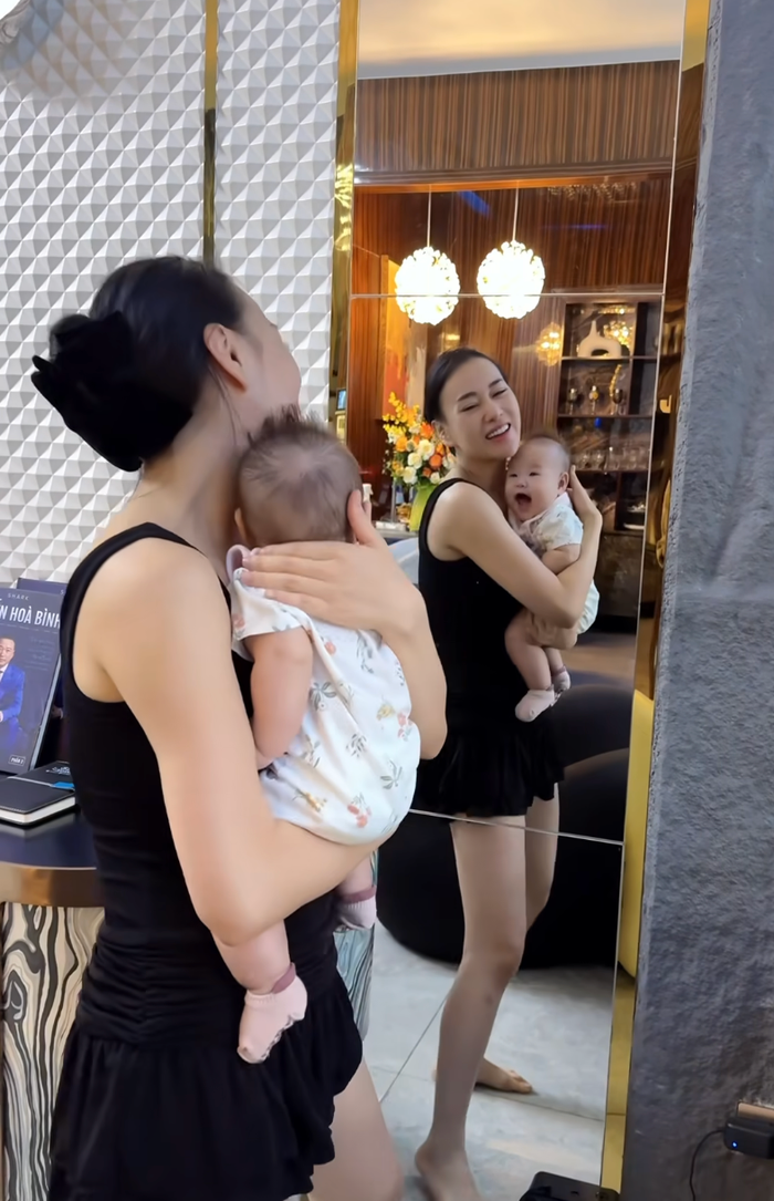 Phương Oanh hạnh phúc khi thấy con nở nụ cười. Ảnh: Chụp màn hình