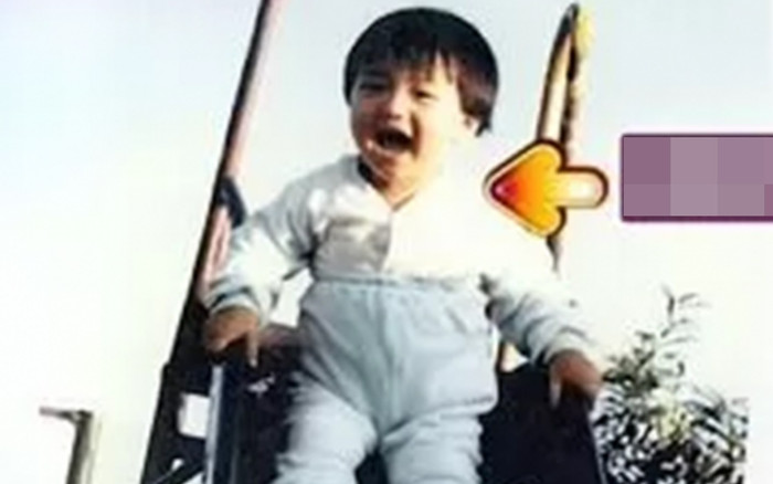 Cậu bé bị mẹ ruột bỏ rơi năm 3 tuổi, 20 năm sau thành ca sĩ nổi tiếng nhất nhì showbiz Ảnh 2