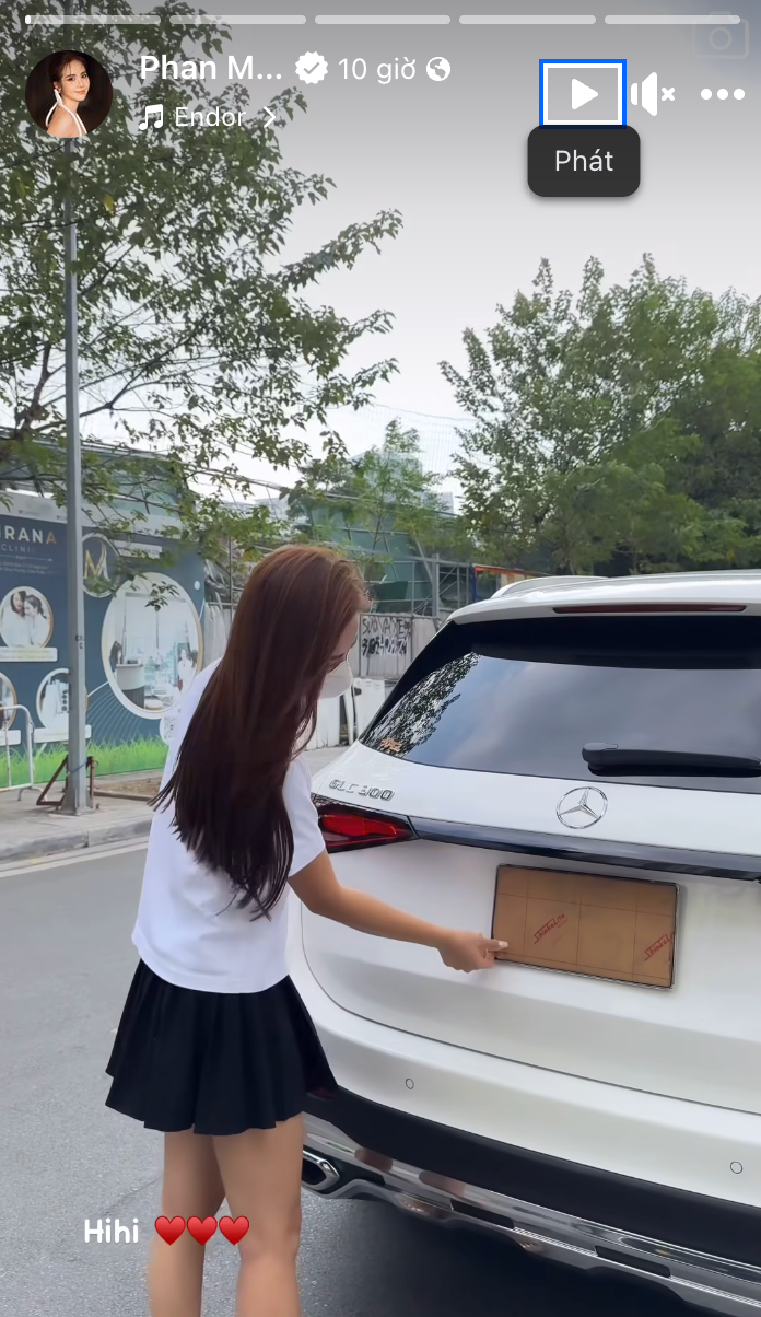 Huyền Lizzie hào hứng bóc biển số của xế hộp mới. Ảnh: Chụp màn hình