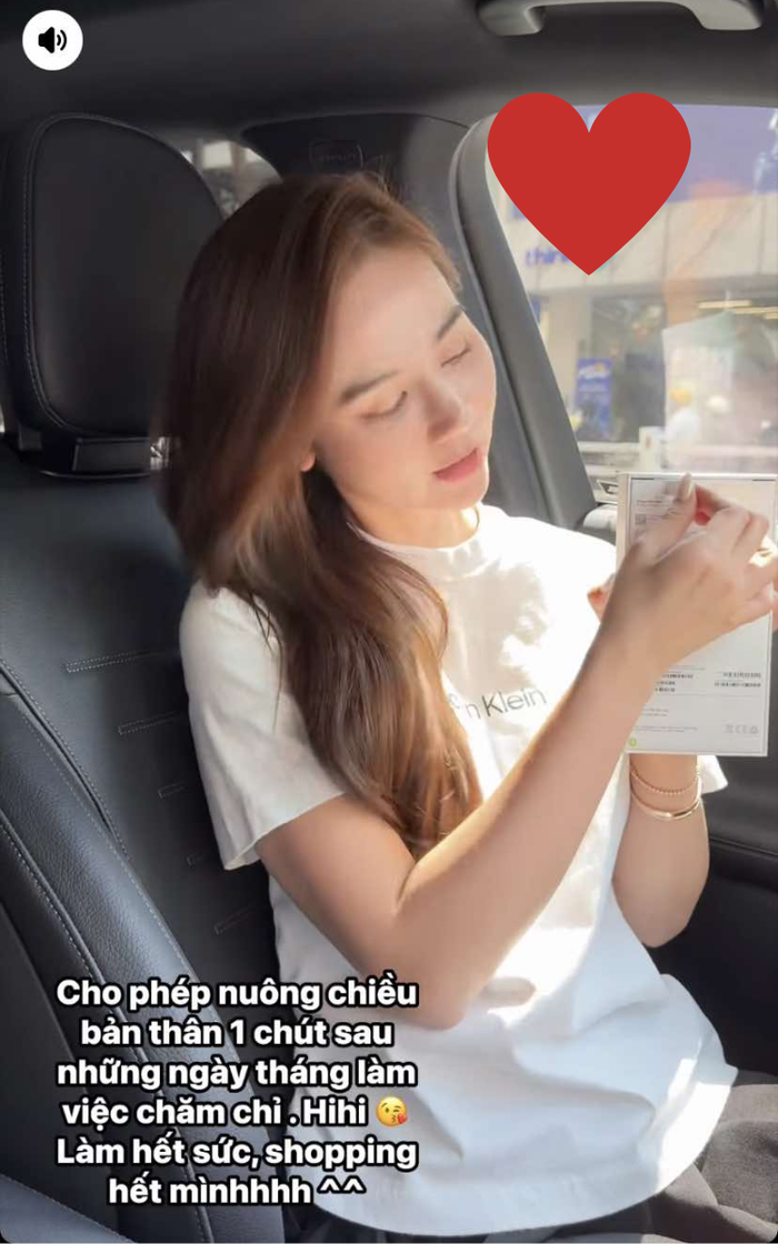 Huyền Lizzie lộ rõ niềm hạnh phúc sau khi bóc seal chiếc điện thoại mới đang hot trên thị trường đồ dùng điện tử. Ảnh: Chụp màn hình