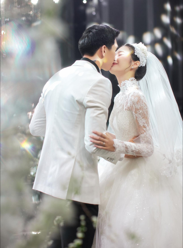 Đoàn Văn Hậu hôn Doãn Hải My trong ngày trọng đại. Ảnh: FBNV