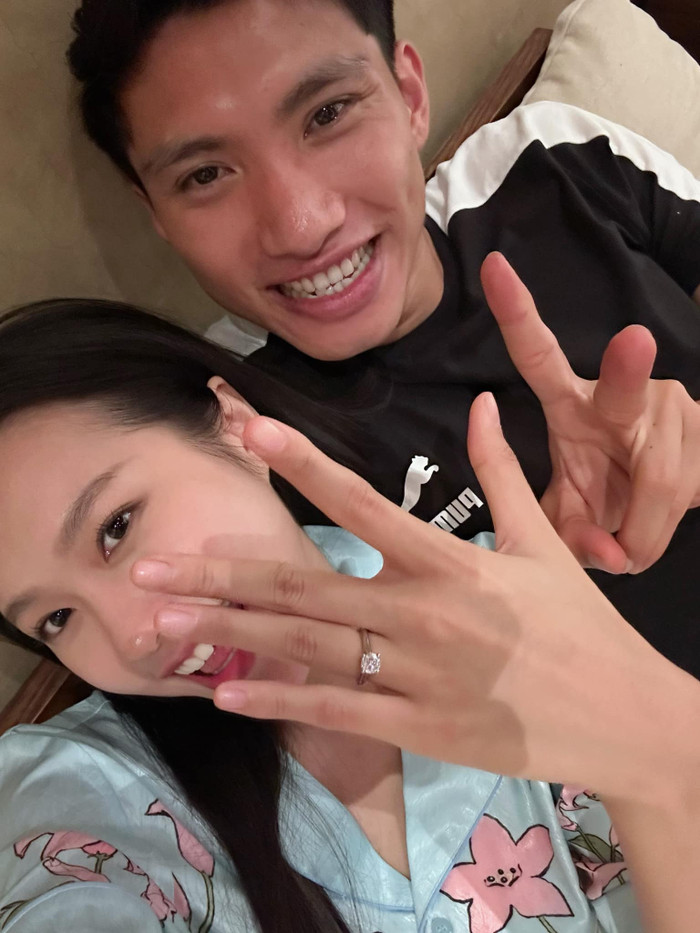 Đoàn Văn Hậu và Doãn Hải My vui vẻ chụp hình ở nhà riêng, nàng WAGs còn khoe nhẫn đính kim cương lớn. Ảnh: FBNV