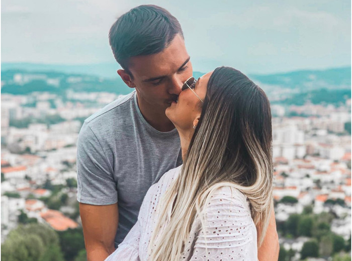 Một nữ ca sĩ nổi tiếng được phát hiện đang làm thủ tục ly hôn với chồng là cầu thủ.