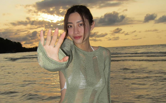 Lương Thùy Linh khoe chân dài 1,22m, eo thon với đồ bơi khoét hông táo bạo Ảnh 2