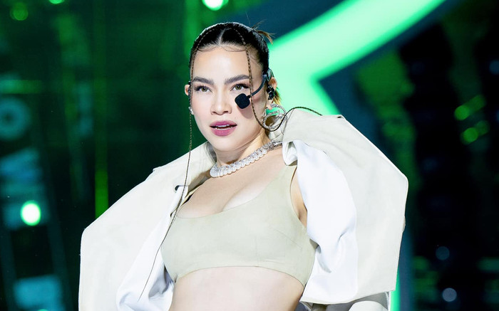 Hồ Ngọc Hà bị chỉ trích gây phản cảm vì để lộ nội y trước chục nghìn người Ảnh 2