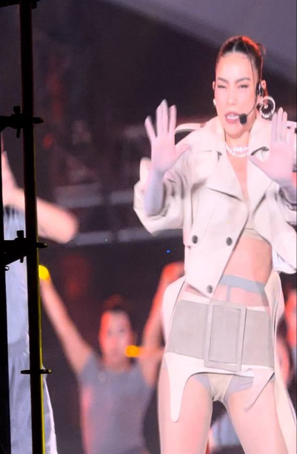 Hồ Ngọc Hà để lộ nội y trước hàng chục nghìn khán giả, hình ảnh của nữ ca sĩ nhận về nhiều chỉ trích vì phản cảm. 