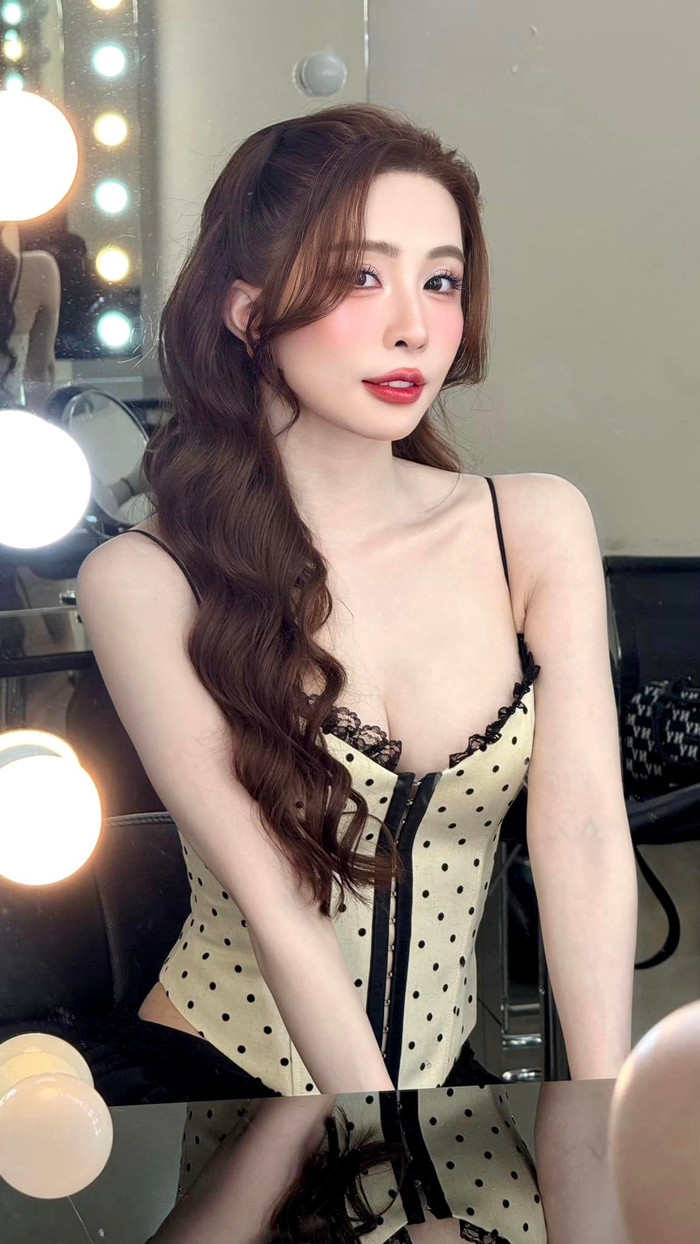Quỳnh Nga xuất hiện với vẻ ngoài gợi cảm khiến dân tình không thể rời mắt.