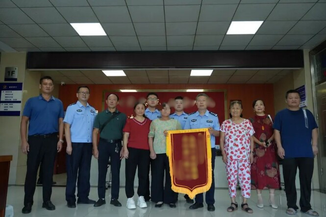 Gia đình Li Lin tặng biểu ngữ cho cơ quan công an thay lời cảm ơn.