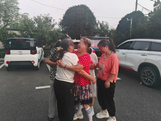 Gia đình đoàn tụ sau 17 năm.