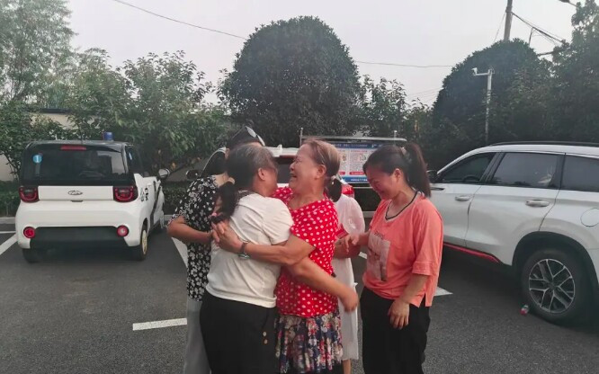 Con gái mất tích khi đi mua thuốc cho cha, 17 năm sau trở về khiến mẹ khóc ngất Ảnh 2