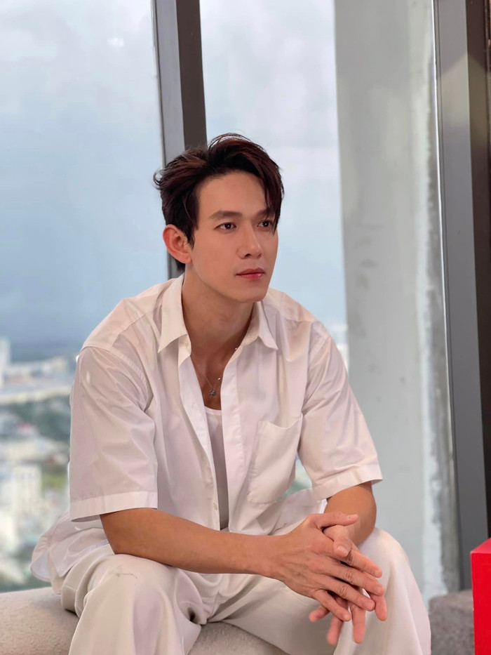 Song Luân cho biết bản thân bị chứng mất ngủ nặng, phải gặp bác sĩ và sử dụng thuốc. Theo nam diễn viên, chứng bệnh này đến từ lịch trình làm việc dày đặc, thiếu khoa học của bản thân. 