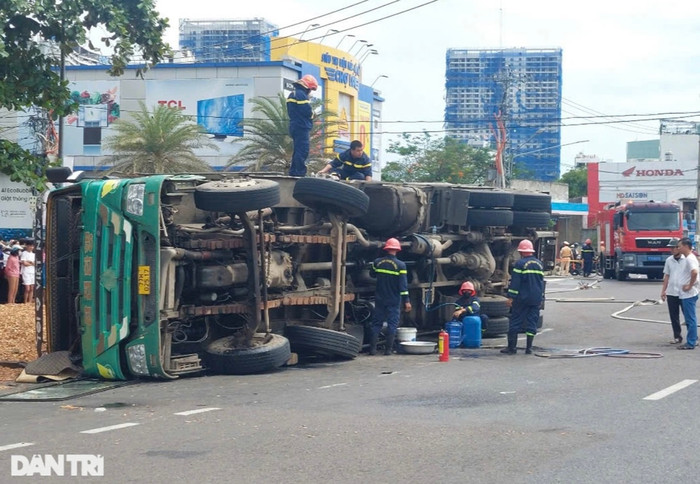 Hiện trường xe chở gỗ lật ở Bình Định - Ảnh: Dân Trí